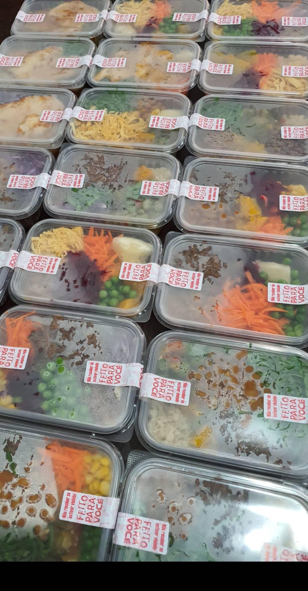 Dezenas de marmitas fit da Pedidos Fit, seladas e prontas para entrega